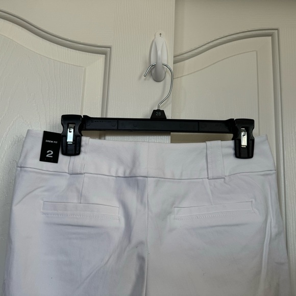 NWT Women Bermuda white shorts, rear pockets, belt loops. - Picture 2 of 4